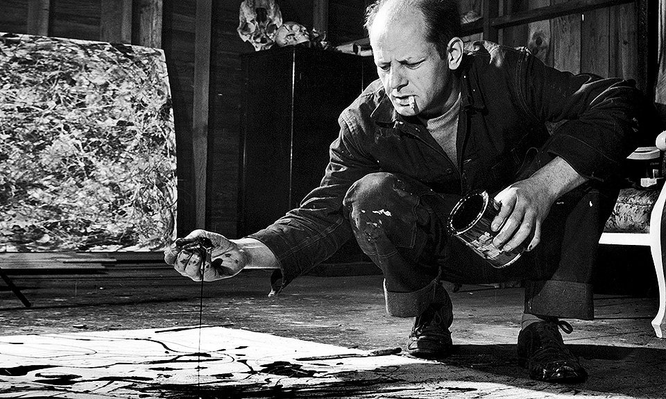 Джексон Поллок за работой в своей студии. Фото:  Pollock-Krasner Foundation