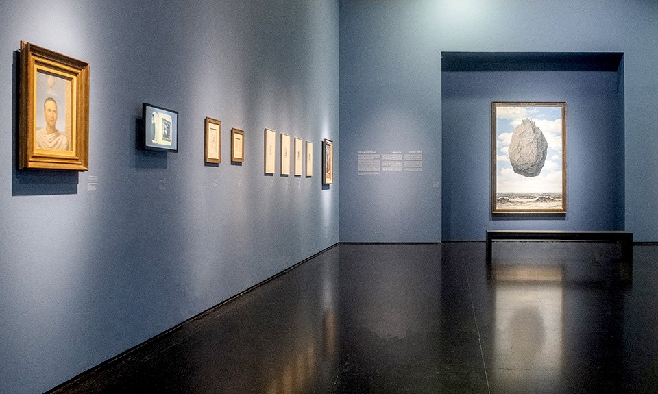 Вид экспозиции «Паря с Магриттом. Воздушные замки» в Музее Израиля. Фото: Zohar Shemesh/The Israel Museum, Jerusalem