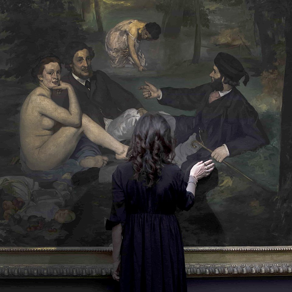 Софи Каль перед картиной «Завтрак на траве» Эдуарда Мане. Орсе. 2020. Фото: Musée d’Orsay/Sophie Crépy