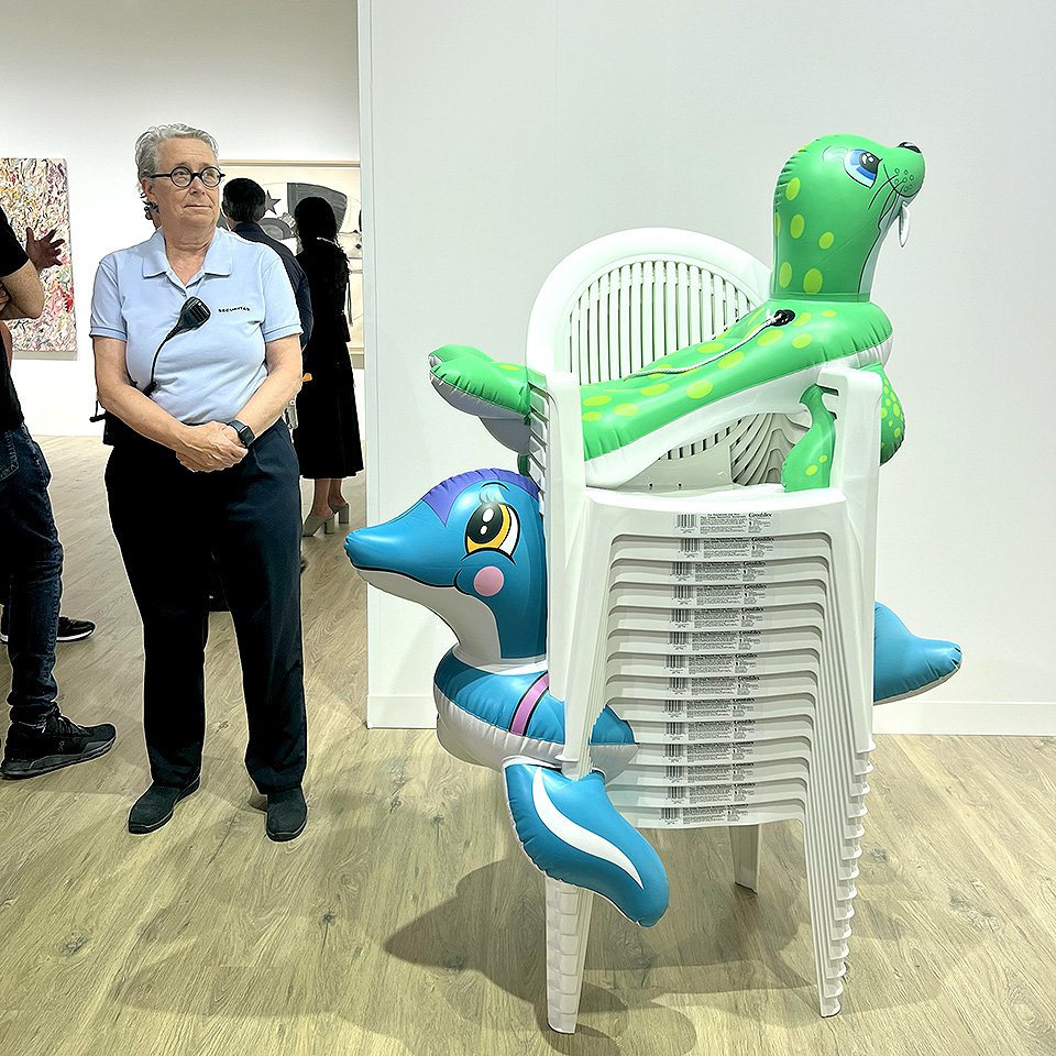 Джефф Кунс. «Seal Walrus (Chairs)». 2003-2009. Стенд Amine Rech Gallery. Фото: Алина Пинская