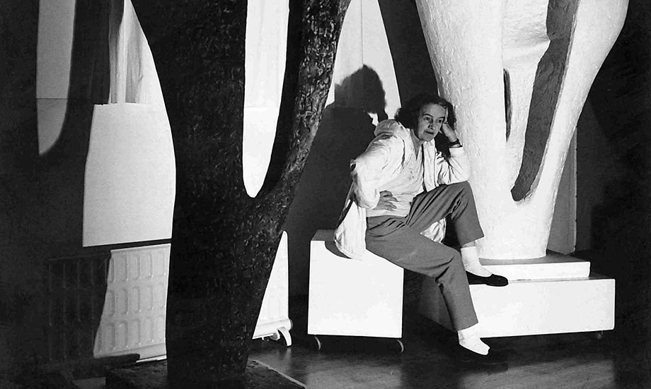 Барбара Хепуорт на фоне скульптур. 1964. Фото: Lucien Myers