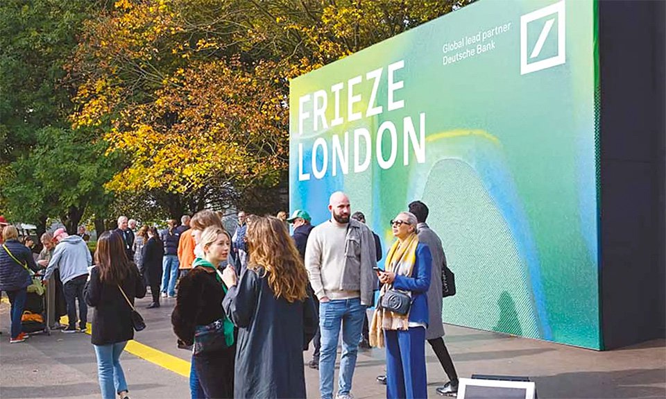 Международное участие в прошлогодней выставке Frieze London было “таким же сильным, как и прежде”, говорит исполнительный директор ярмарки, который позитивно оценивает перспективы британского арт-рынка. Фото: Linda Nylind/ Frieze