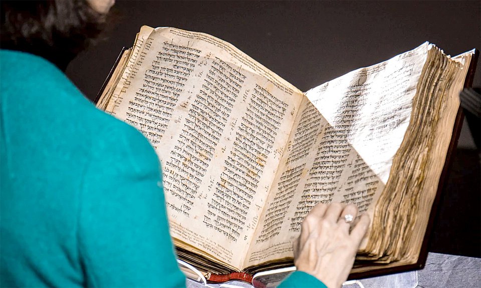 Кодекс Сассуна служит связующим звеном между древними свитками Мертвого моря и современной Библией. Фото: Sotheby’s