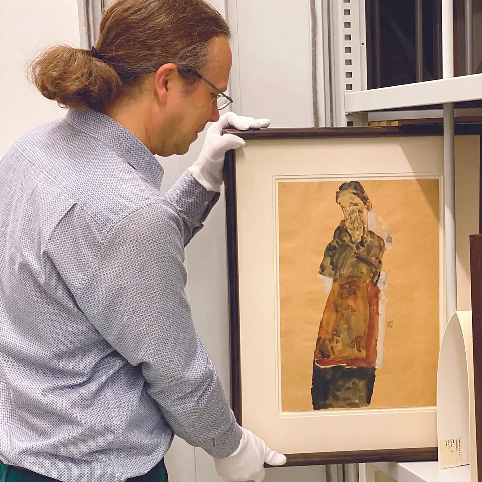 Акварель Эгона шиле Стоящая женщина, закрывающая лицо руками вернулась в музей. Фото: Museum Folkwang