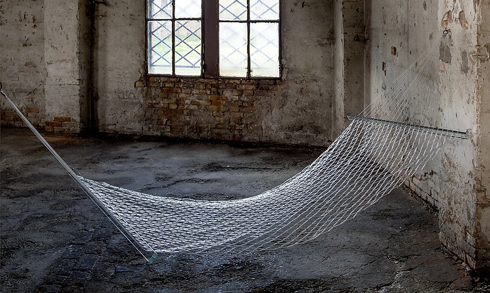 Лорис Чеккини. «Бессвязный отдых». 2013. Стеклянные бусины, сталь, проволока; плетение. Фото: Государственный Эрмитаж/Courtesy the artist and Berengo Studio