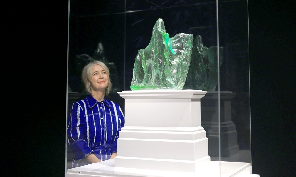 Андра Урсуца предложила полуабстрактную форму — конную статую в натуральную величину, покрытую саваном и отлитую из зеленоватой смолы.  Фото: EPA/NEIL HALL