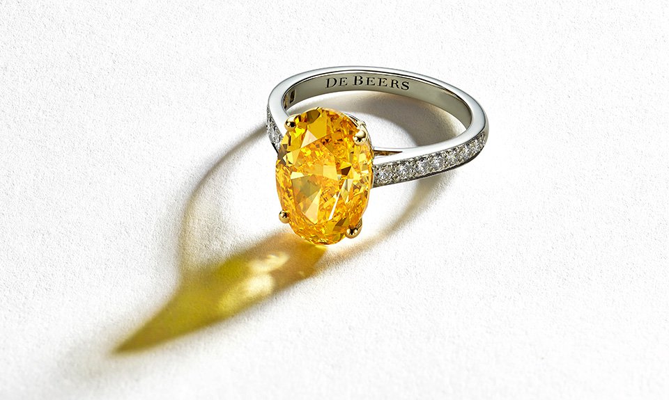 Бриллианты для изделий отбираются вручную. Фото: De Beers