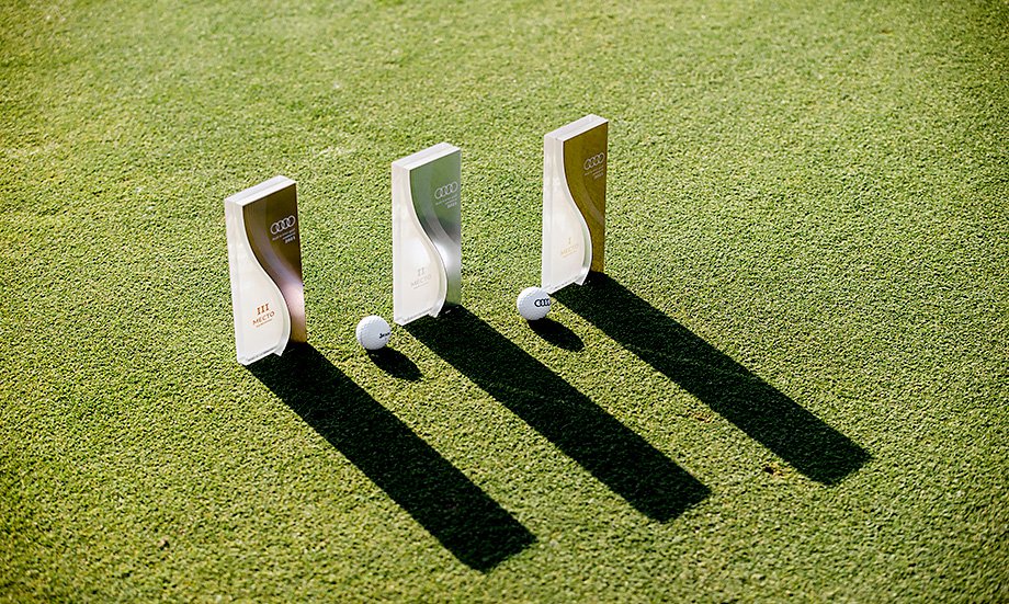 Награды для победителей турнира по гольфу. Фото: Audi