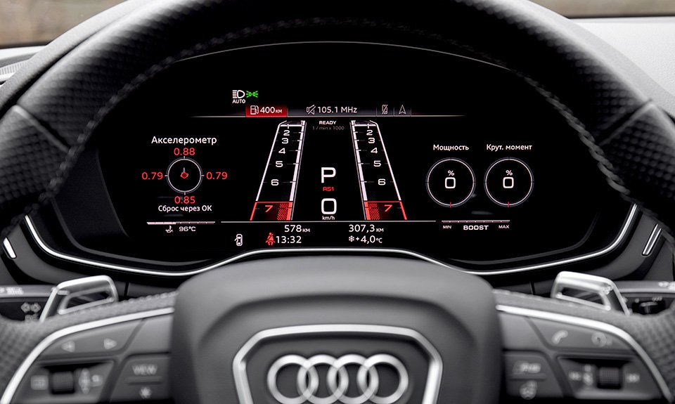 Спортивный руль отделан кожей и украшен фирменной эмблемой RS.Фото: Audi