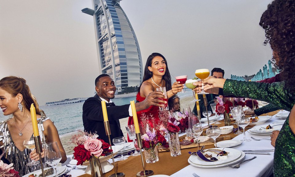 Праздничный ужин на берегу. Фото: Jumeirah Group