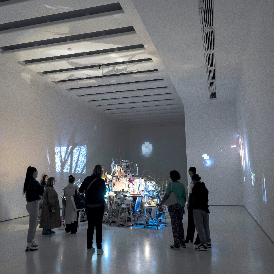 Инсталляция Сары Зе Timekeeper на ее персональной выставке в Музее Гуггенхайма.  2023. Фото: Solomon R. Guggenheim museum