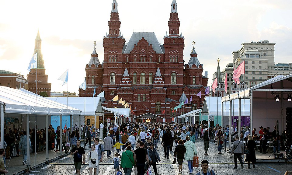 Публике будет предложено 100 тыс. наименований книг и прочих изданий, главным образом совсем новых. Фото: Книжный фестиваль «Красная площадь»