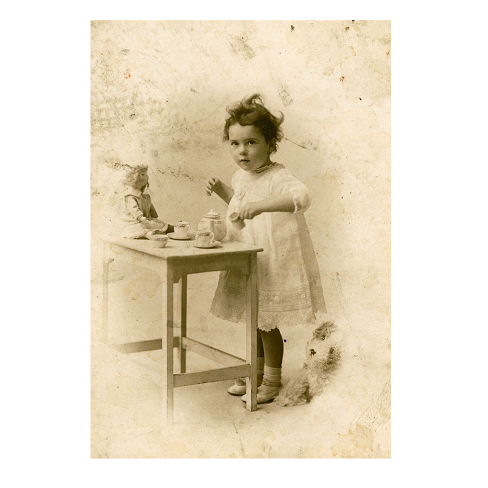 Леонора Каррингтон в детстве. Фото: Thames & Hudson