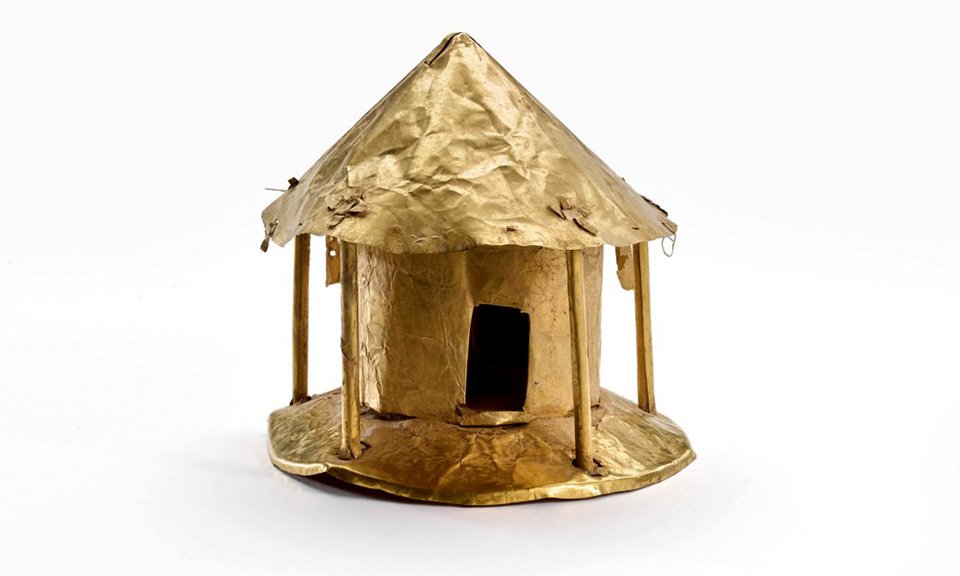 Модель круглого дома из золотой фольги. Фото: The Museum of Fine Arts, Houston