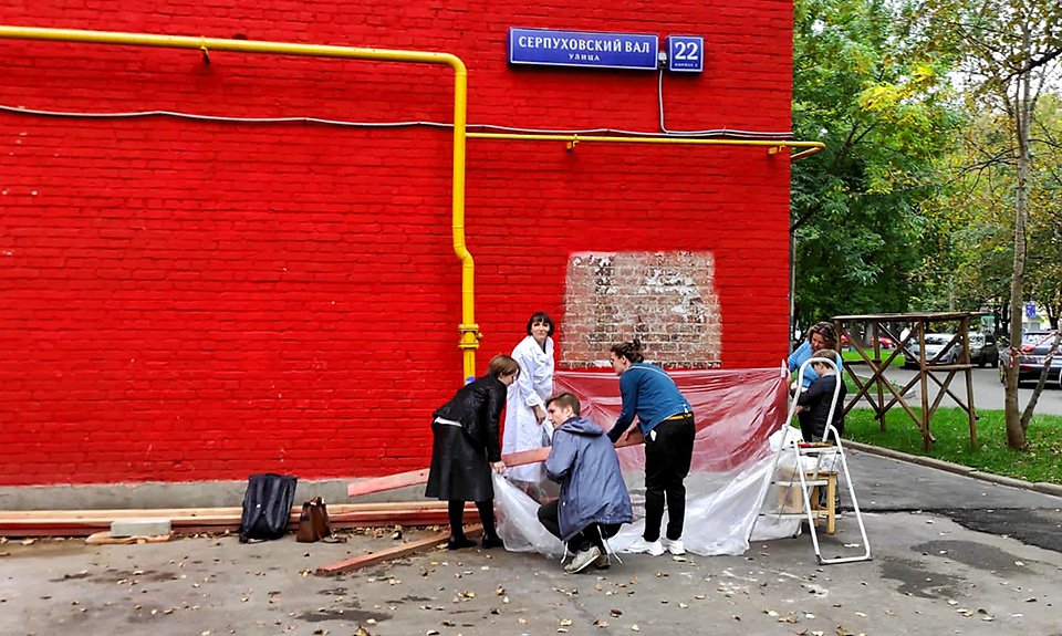 Покраска комплекса домов в красный цвет вызвала ожесточенную публичную дискуссию. Фото: Архив Александры Селивановой