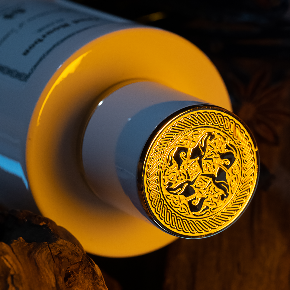 Флаконы ароматов дополняют магнитные колпачки, верхушка которых украшена золотистым рельефным узором. Фото: Maison Maissa