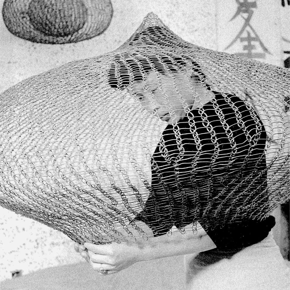 Рут Асава создает работу из проволоки. 1957. Фото: Imogen Cunningham/Courtesy of the Imogen Cunningham Trust