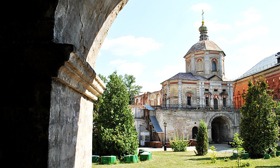 Высоко-Петровский монастырь до реставрации. 2012 год. Фото: lana1501/Фотобанк Лори
