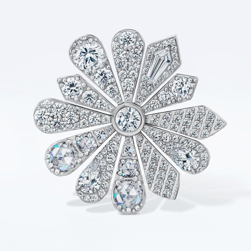 Разомкнутое кольцо с крупными бриллиантами огранки «груша», «парус», «роза» и «круг». Фото: POSIÉ