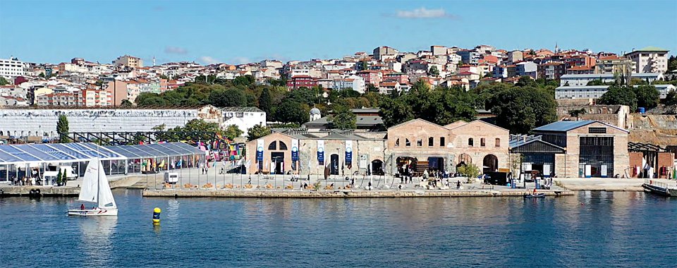 Вид на верфи на берегу залива Золотой Рог, где обосновалась Contemporary Istanbul. Фото: Contemporary Istanbul