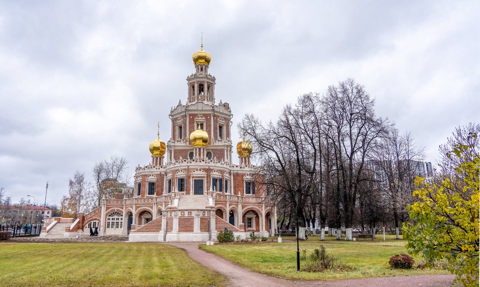 Храм Покрова в Филях единодушно отнесен искусствоведами к числу шедевров храмовой архитектуры, сохранившихся на территории нынешней Москвы. Фото: Мосгорнаследие