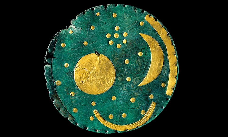 Небесный диск из Небры. Бронзовый диск, покрытый патиной цвета аквамарина, со вставками из золота. Фото: The British Museum