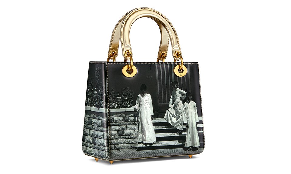 Сумка Lady Dior худож­ницы Манал Аль-­Доваян. Фото: Dior