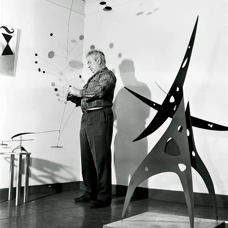 Александр Колдер с мобилями «Гамма» и «Завод мечей». 1947. Фото: Calder Foundation