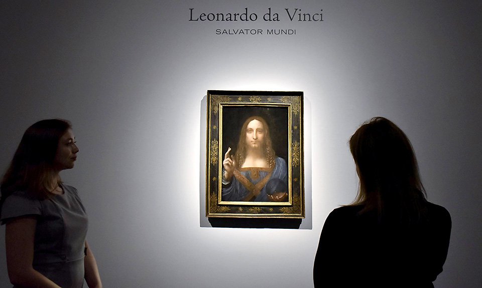 Посетители рассматривают картину «Спаситель мира» Леонардо да Винчи на предаукционном показе Christie's в Лондоне. 2017. Фото: ZUMA Press/Legion Media