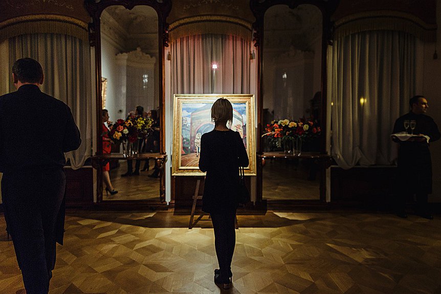 Посетители предаукционной выставки MacDougall's в Москве. Фото: MacDougall Arts Ltd