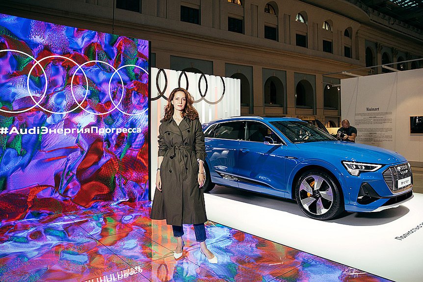 Виктория Исакова на Международной ярмарке современного искусства Cosmoscow. Фото: Audi Россия