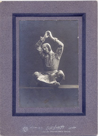Вацлав Нижинский. Сиамский танец. 1910 г. Фотография