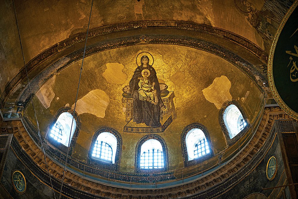 Мозаичное изображение Пресвятой Богородицы с Младенцем в апсиде храма Святой Софии.  Фото: @enginakyurt