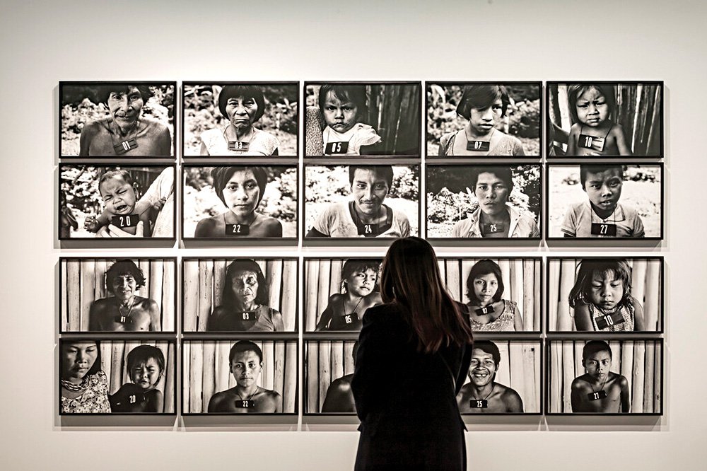 Выставка «Клаудия Андухар, борьба яномами» фотографа и правозащитницы Клаудии Андухар в парижском Фонде современного искусства Cartier. Фото: Luc Boegly