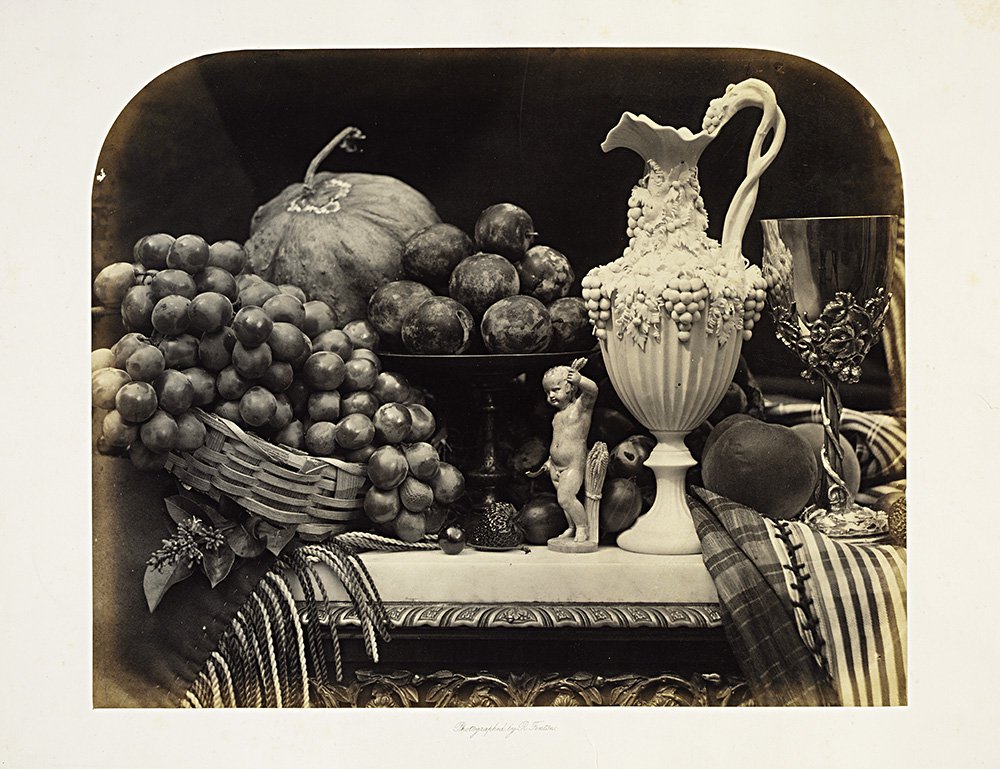 Роджер Фентон (1819–1869). «Парижская ваза, виноград и серебряный кубок». 1860. Фото: The RPS Collection at the V&A