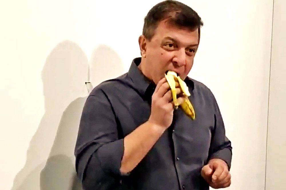 Давид Датуна, съевший банан Маурицио Каттелана. Кадр из видео. Фото: David Datuna