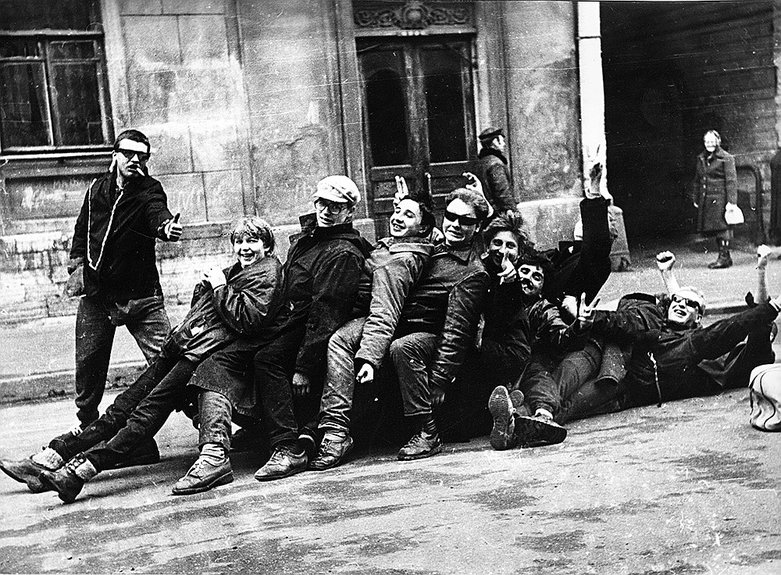 Групповое уличное веселье. Кон. 1970-х — нач. 1980-х. Фото: Евгений Юфит