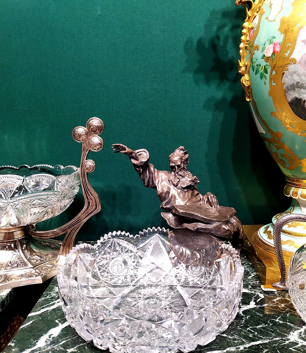Марьян Соколовский. Ваза «Гусляр». 1908–1917. Серебро, хрусталь. Экспозиция Антикварного салона на Кутузовском проспекте, 24. Фото: RA&AF