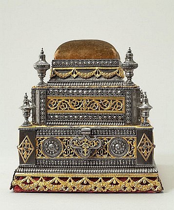 Шкатулка с выдвижным ящичком Около 1801 года Сталь, бронза, бархат; полировка, огранка, литье, золочение 16,5 х 29,0 х 17,0