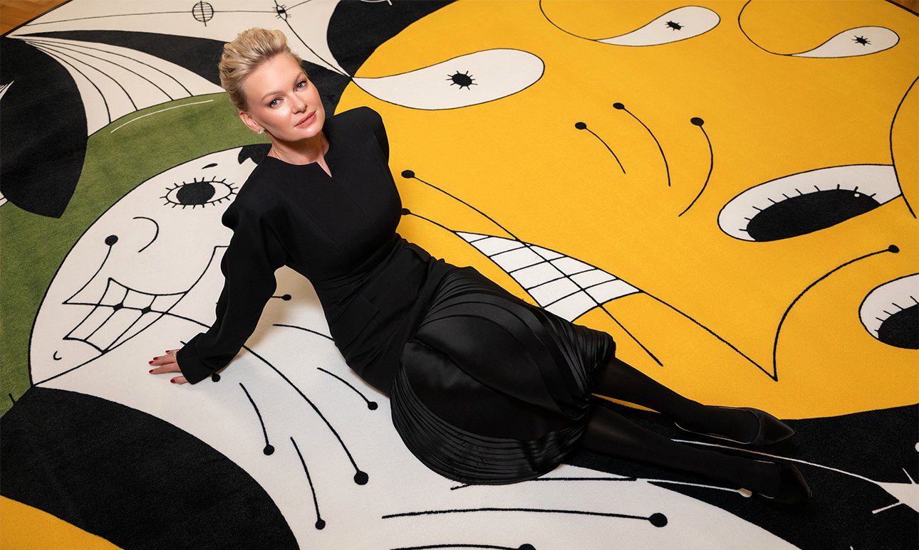 Юлия Визгалина на ковре «Колобок на интуиции» из серии «Сто морд хауса» художника Вовы Перкина. Ковер стал частью экспозиции в школе № 1529. Фото: Soho Jewelry Group