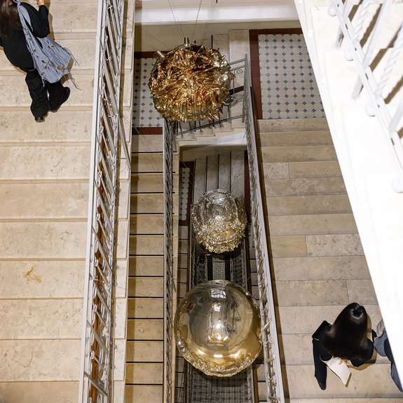 Объекты серии «Геолокация» из проекта New Nature от Recycle Group на выставке в школе № 1529.  Фото: Soho Jewelry Group