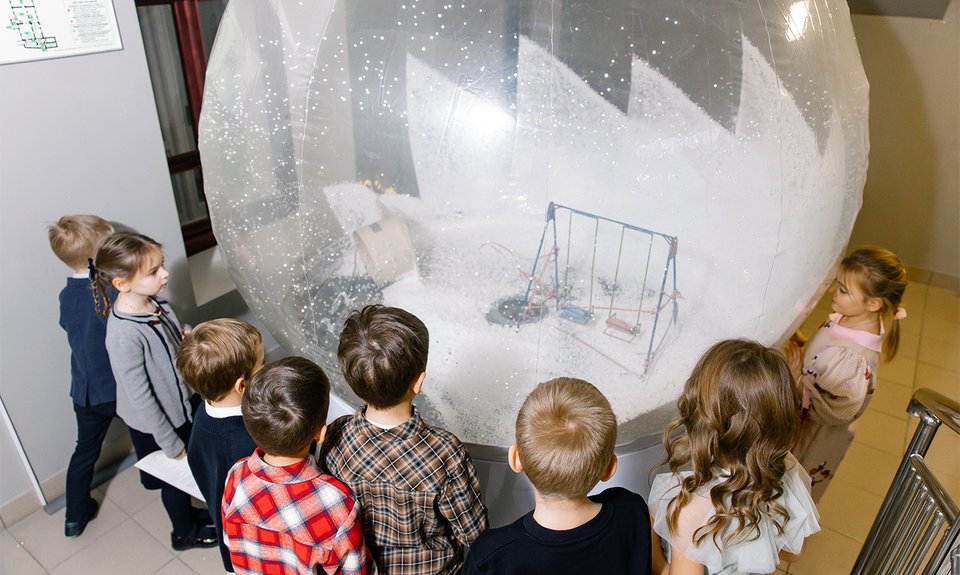 Инсталляция Марии Сафроновой «Метель» на выставке в школе № 1529.  Фото: Soho Jewelry Group