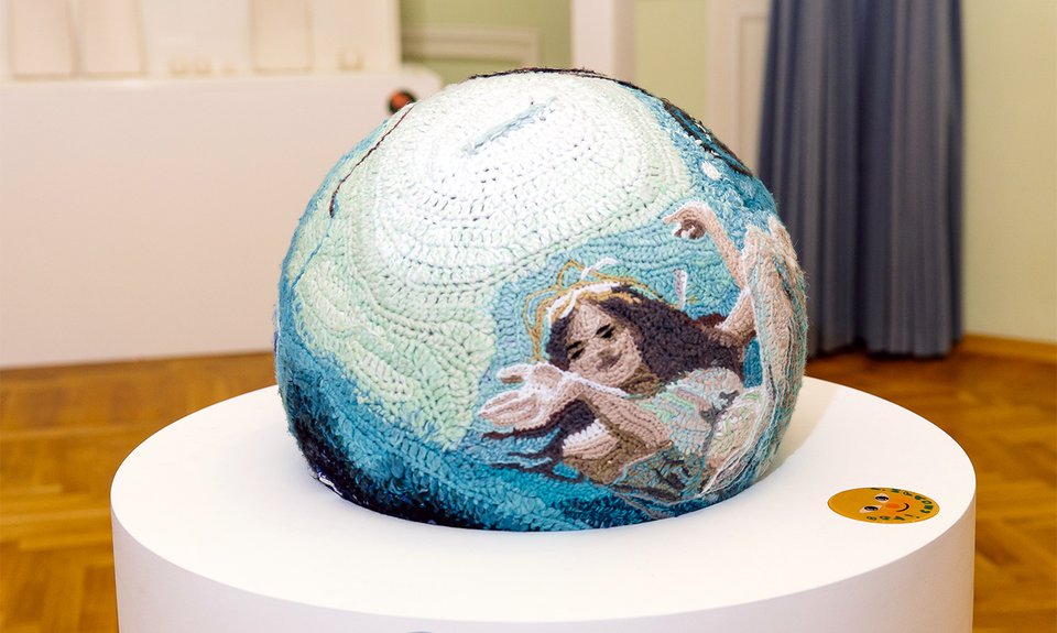 Работа «Гравитация (кит)» художницы Катики на выставке в школе № 1529.  Фото: Soho Jewelry Group