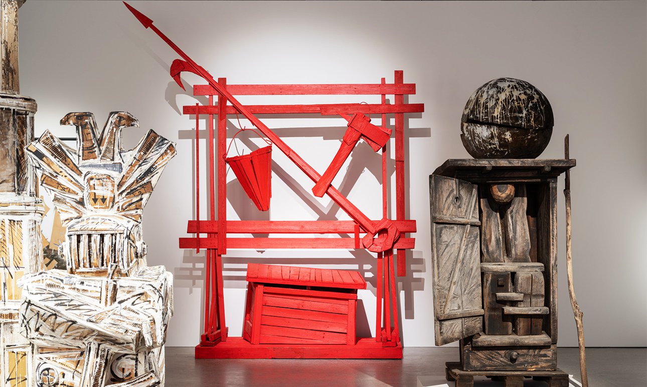 Даниил Каминкер. «Пожарный щит с красным ящиком» (2012) на выставке «Шаг с пьедестала: скульптура в реальном пространстве».  Фото: Юрий Пальмин