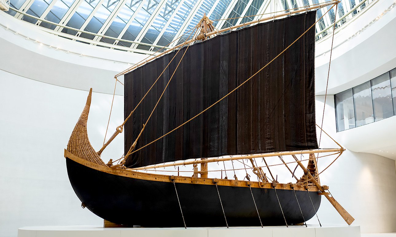 18-метровая реконструкция судна цивилизации Маган бронзового века в фойе ZNM.  Фото: Zayed National Museum