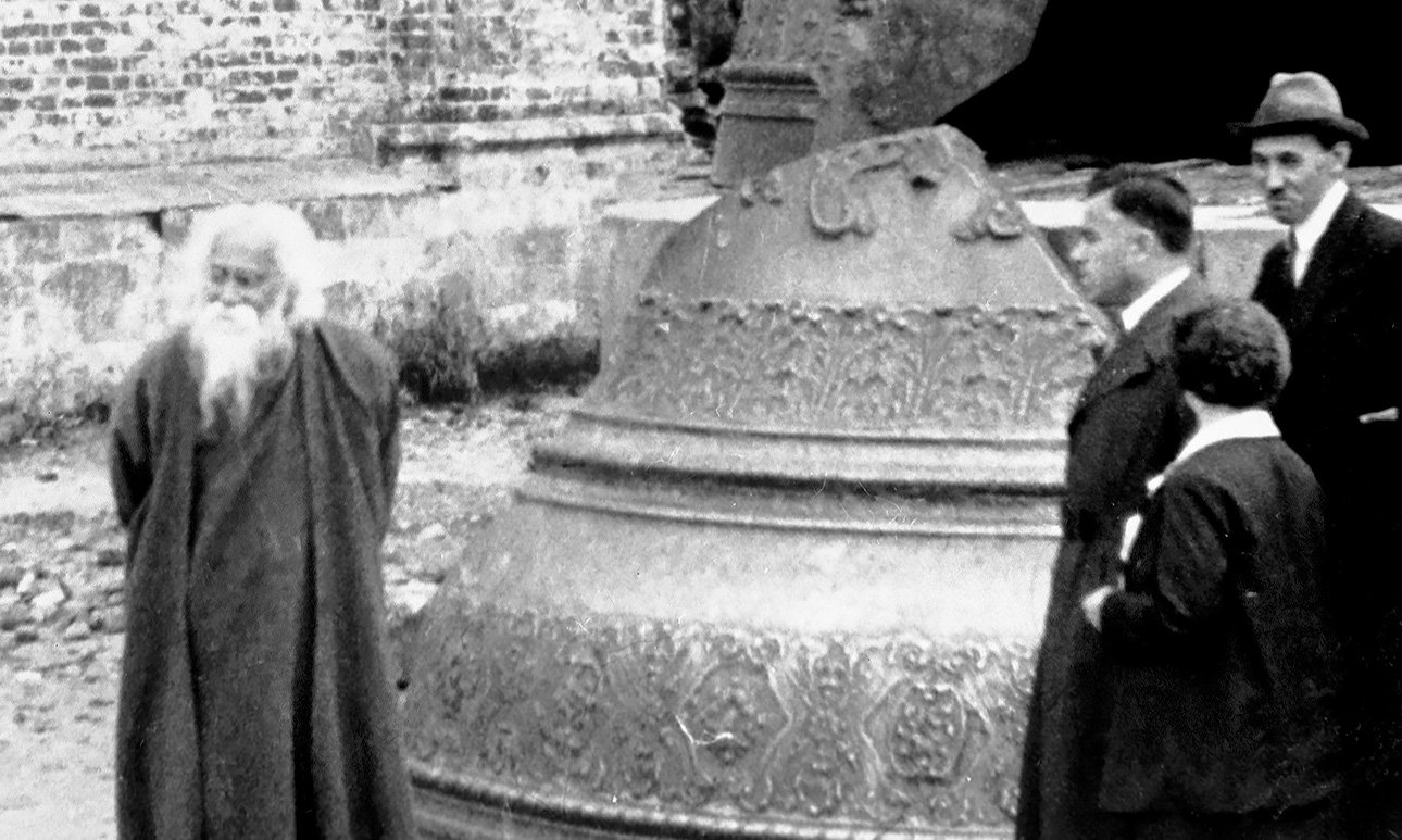 Рабиндранат Тагор осматривает памятники Кремля во время визита в Советский Союз в сентябре 1930 года.  Фото: РИА Новости