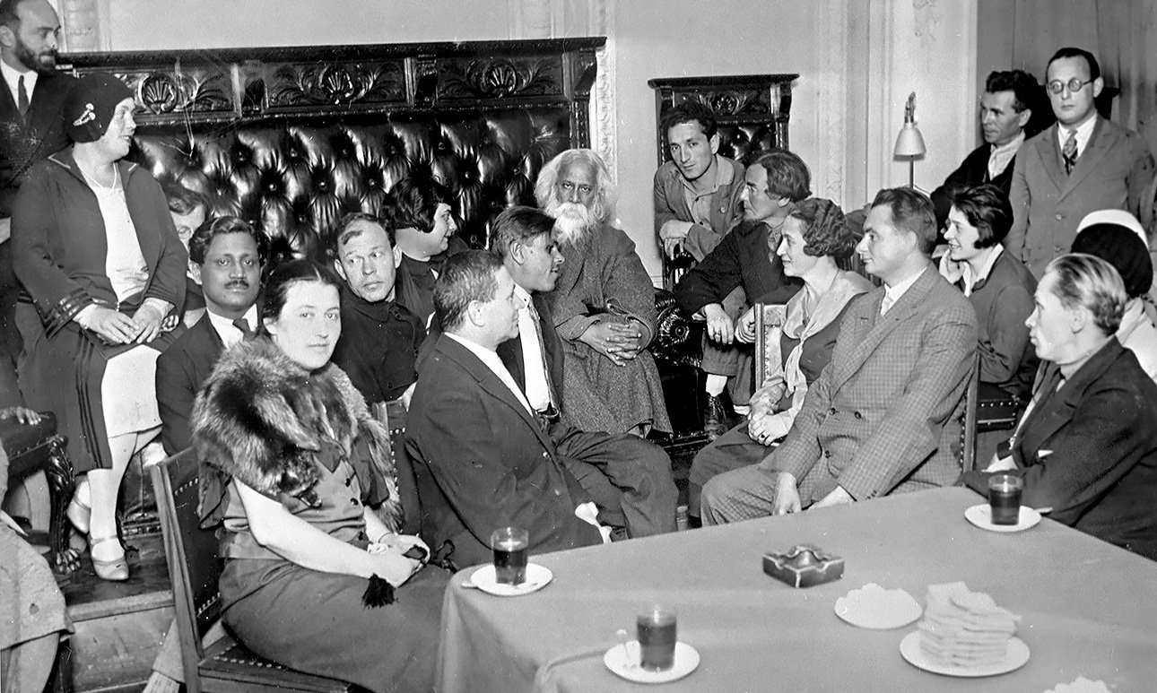 Рабиндранат Тагор на встрече с работниками советского кино в Москве в 1930 году. Кадр кинохроники.  Фото: РИА Новости