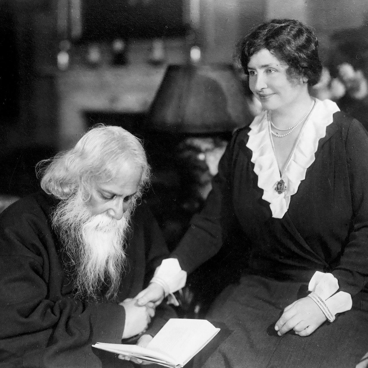 Американская писательница Хелен Келлер и Рабиндранат Тагор в Нью-Йорке. 1930.    Фото: Mark Rucker/Transcendental Graphics, Getty Images