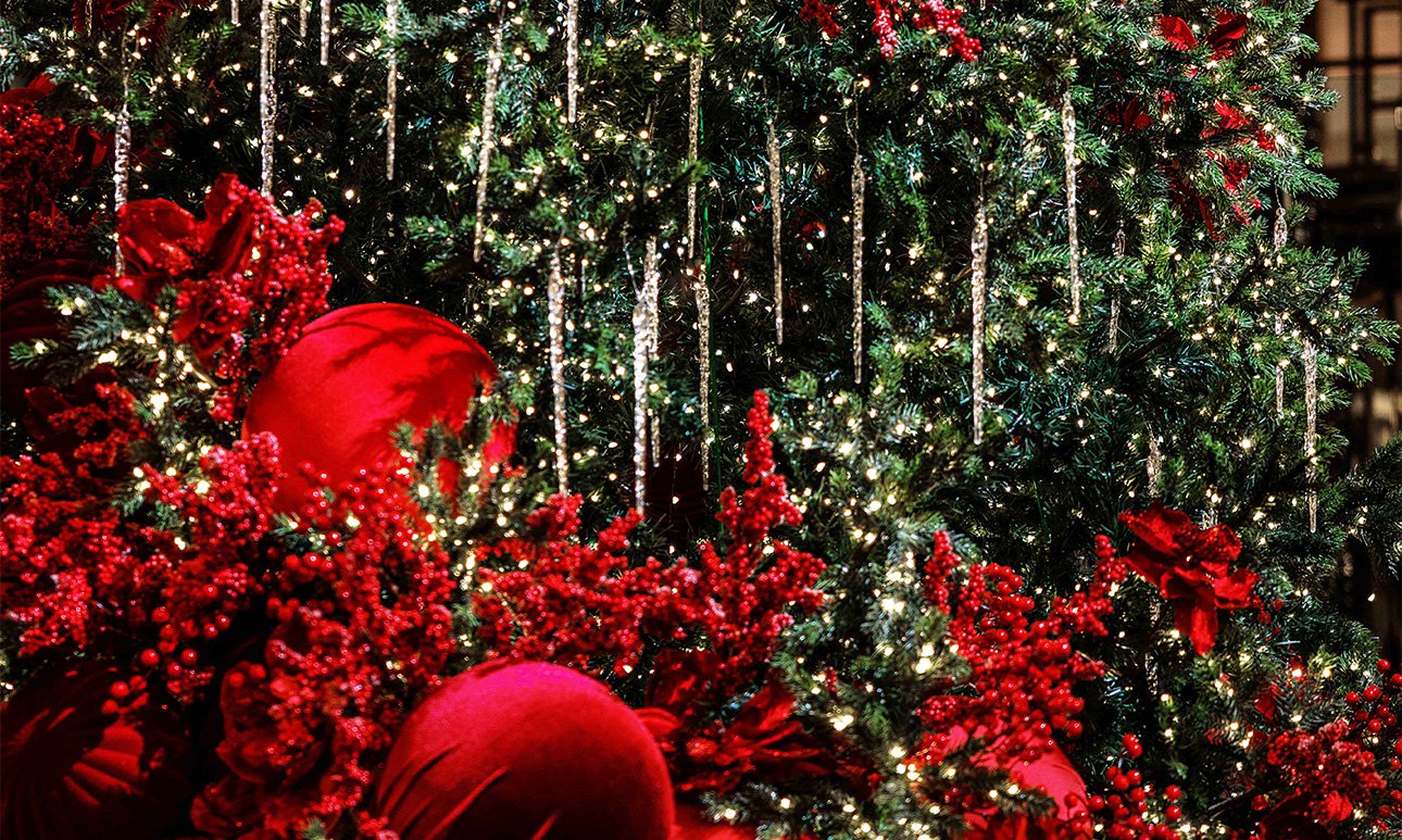 Дизайнерская ель в лобби отеля «Арарат Парк Хаятт Москва».  Фото: «Арарат Парк Хаятт Москва»