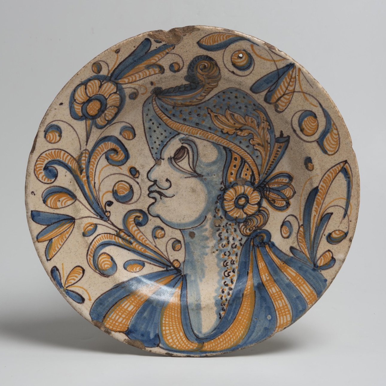 Блюдо с погрудным изображением рыцаря в шлеме.  Фото: Государственный Эрмитаж